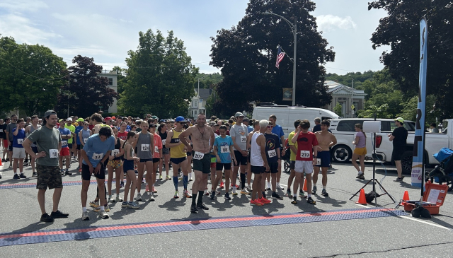 Runners at the start of the 4-Miler